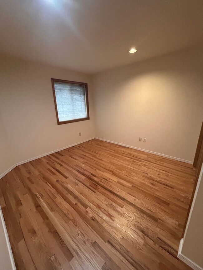 Building Photo - 4 Bed 3 Bath Fully Fenced Kenmore Home