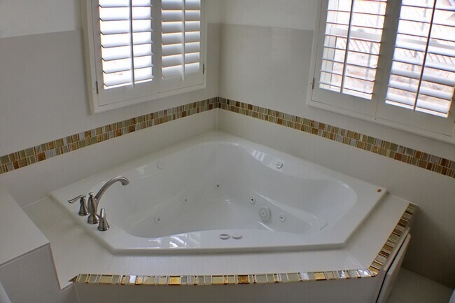 Building Photo - 6244 Kings Bridge Dr