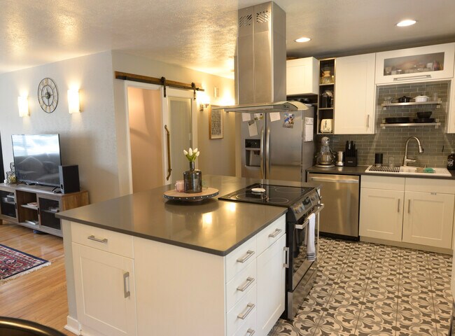 Kitchen - 932 S Holly St