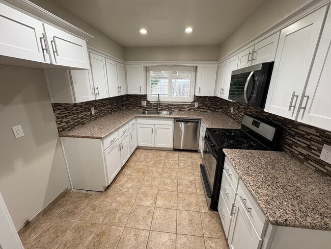 Building Photo - SW Visalia Home with Pool Available Now!