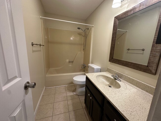 Building Photo - Take a look at this 2-bedroom, 1.5-bathroom!