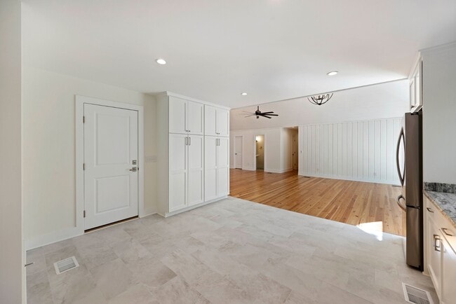 Building Photo - 137 Sparrow Dr