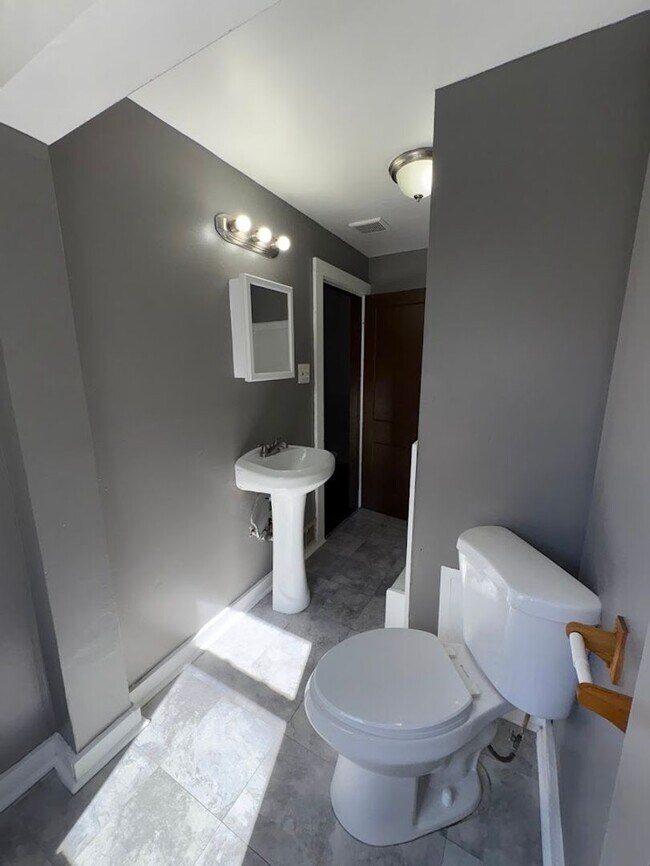Building Photo - Three bedroom one bathroom home for rent