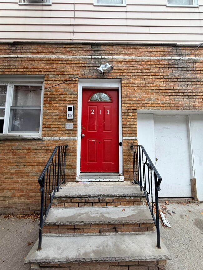 Building Photo - 213 Webster Ave