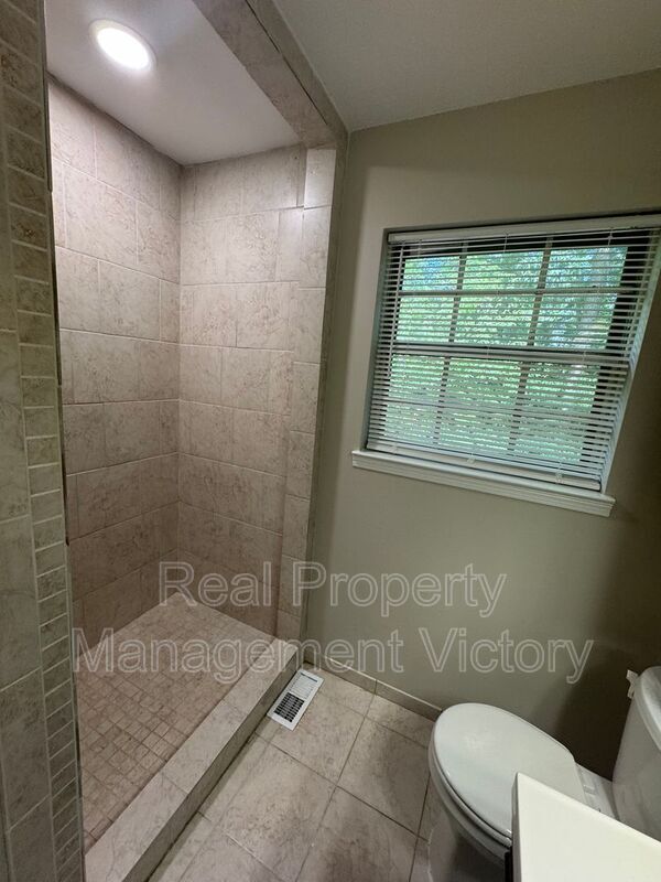 Building Photo - 408 Woodland Ct NE