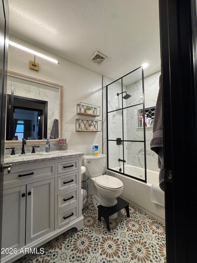 Building Photo - 734 E Kelsi Ave