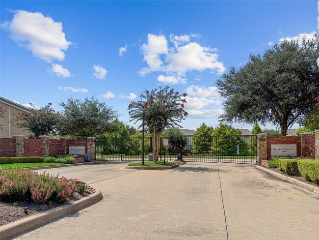 Building Photo - 10046 Hillside Bayou Dr