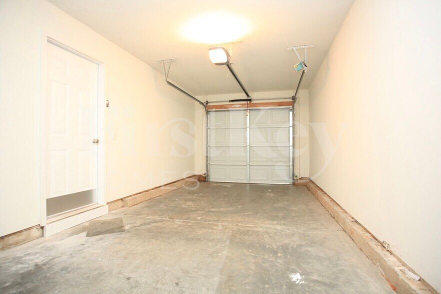 Building Photo - 906 Grassy Patch Ln