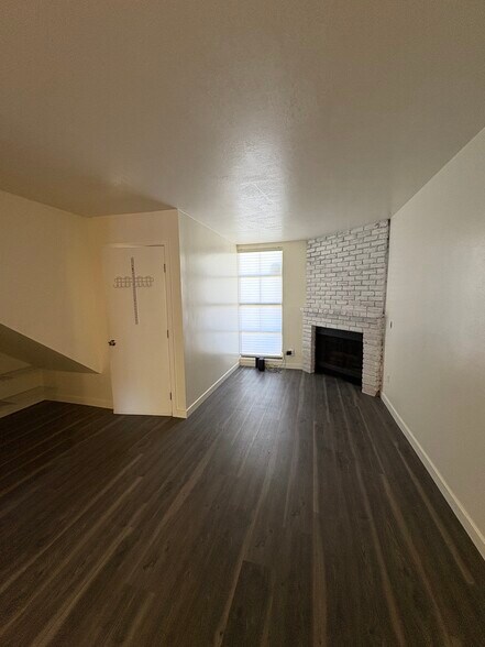Living room + fireplace - 1408 Everton Pl