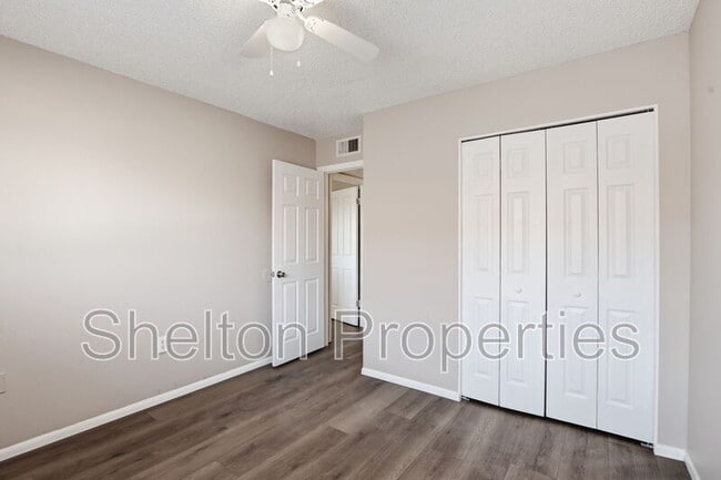 Building Photo - 860 E Brown Rd