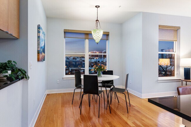 Building Photo - Gorgeous condo with city views