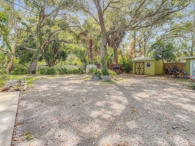 Building Photo - Charming Three bedroom one bath with huge backyard