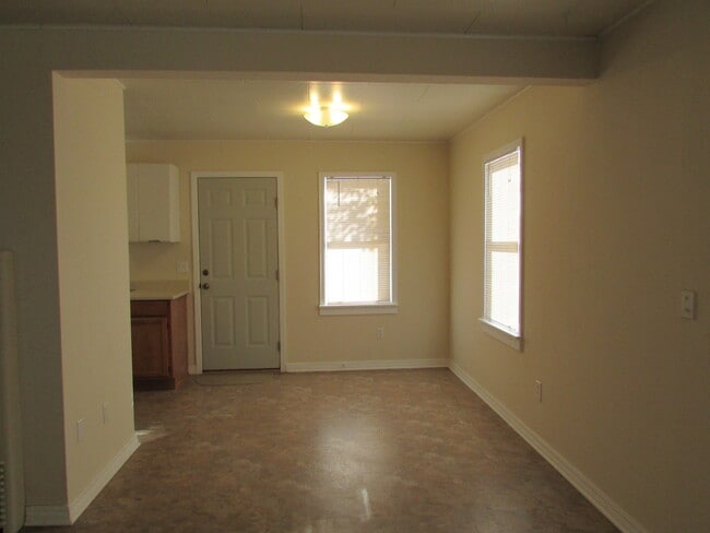 Building Photo - $900 3 Bedroom/1 Bath Spacious Home, Located in a desirable neighborhood