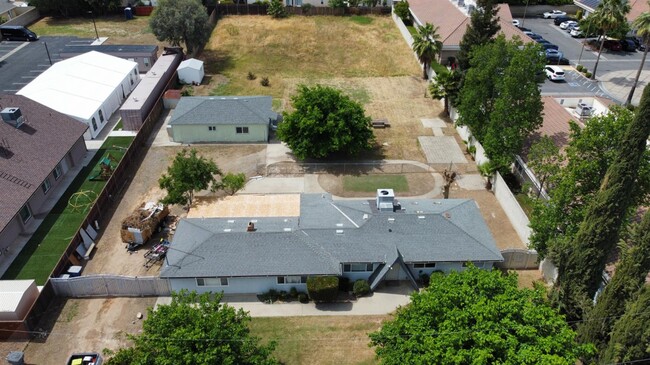 Building Photo - 7421 N Maple Ave