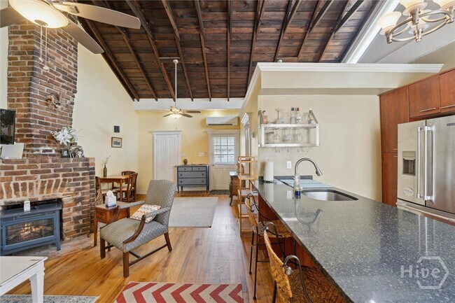 Building Photo - 526 E Charlton St