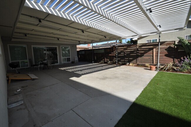 Building Photo - 6BD/2.5BA, Amazing Yard! (Lease out, pending signatures. Check back in a few days!)