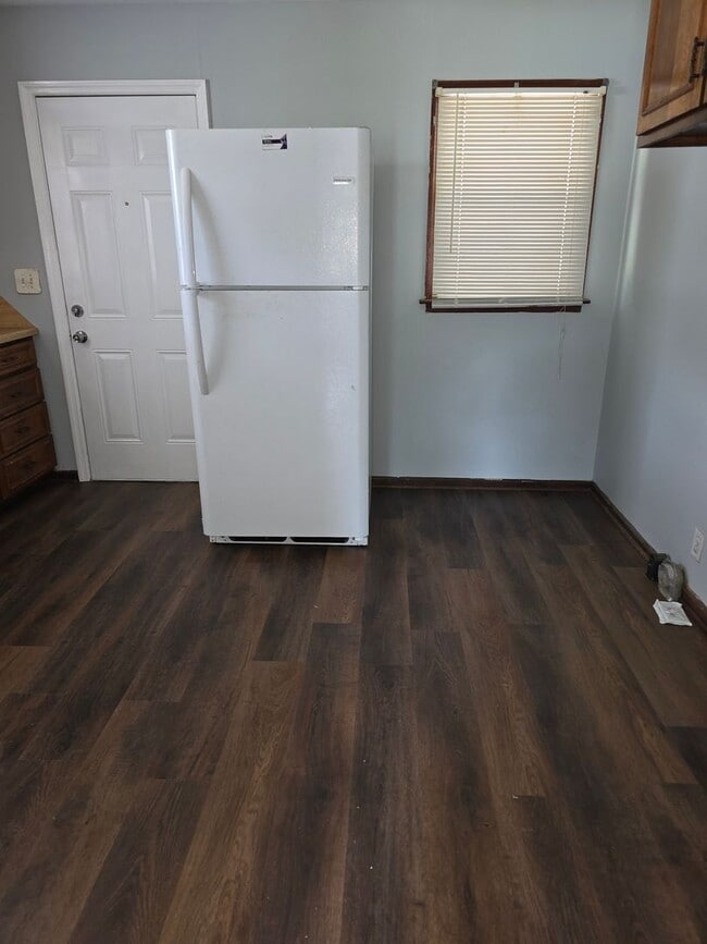 Building Photo - 3 Bedroom, 1 Bathroom Rental