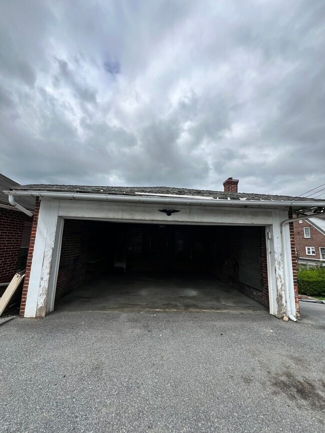 Building Photo - 3 Bedroom Apartment Available w/ 2 car garage