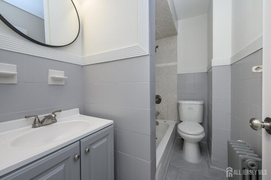 Building Photo - 377 Delavan St