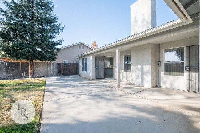 Building Photo - 5921 W Menlo Ave