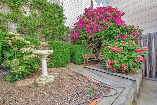 Building Photo - Baker Street 2753-55