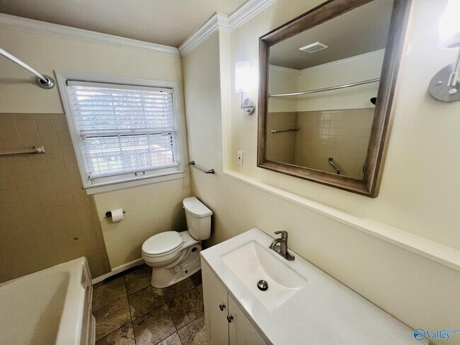 Building Photo - 4006 Devon St SE