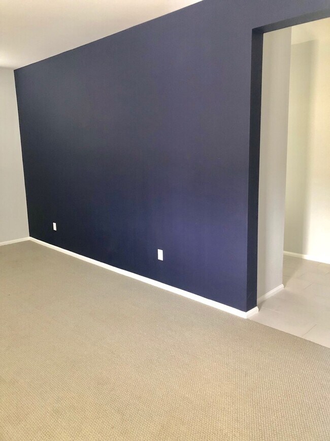 Building Photo - Beautiful East Ventura Home- Enclave Community