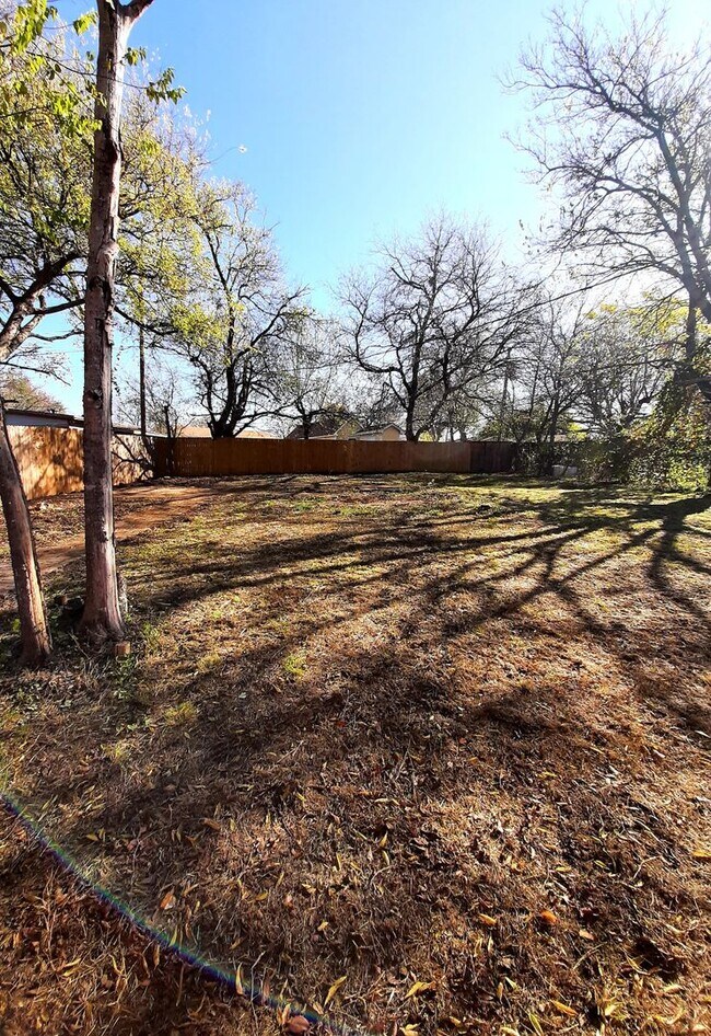Building Photo - 816 Denton Dr