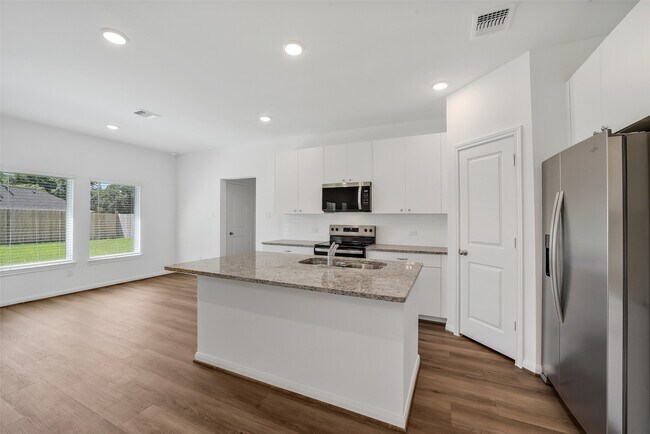 Building Photo - 13614 Pine Dr