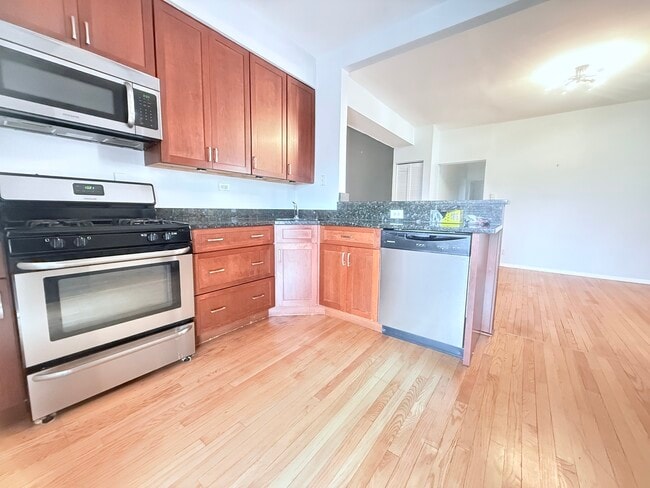 Building Photo - 1509 E 65th St