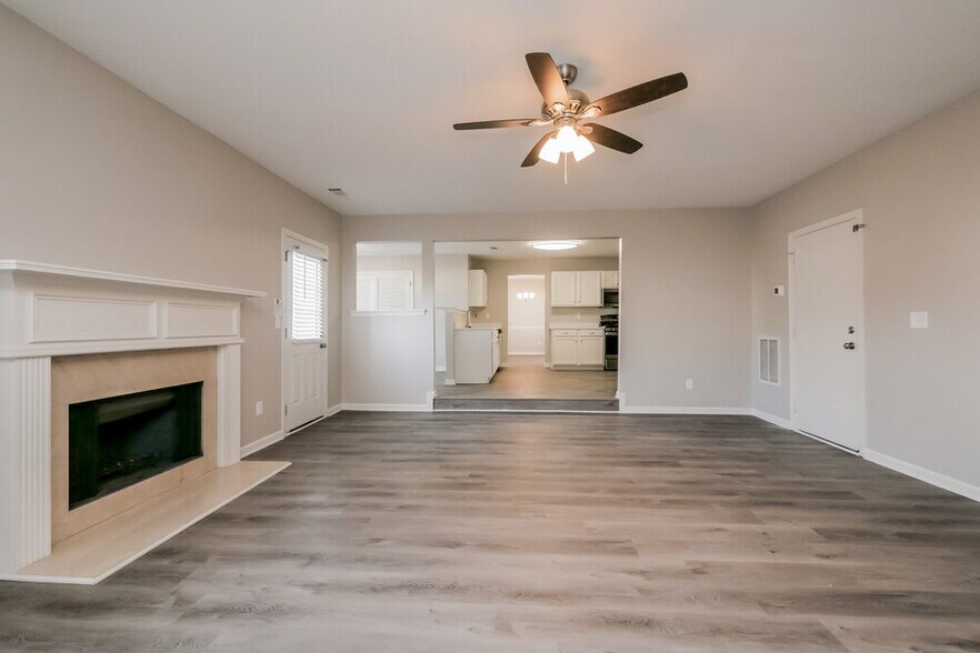 Building Photo - 898 Tara Bend