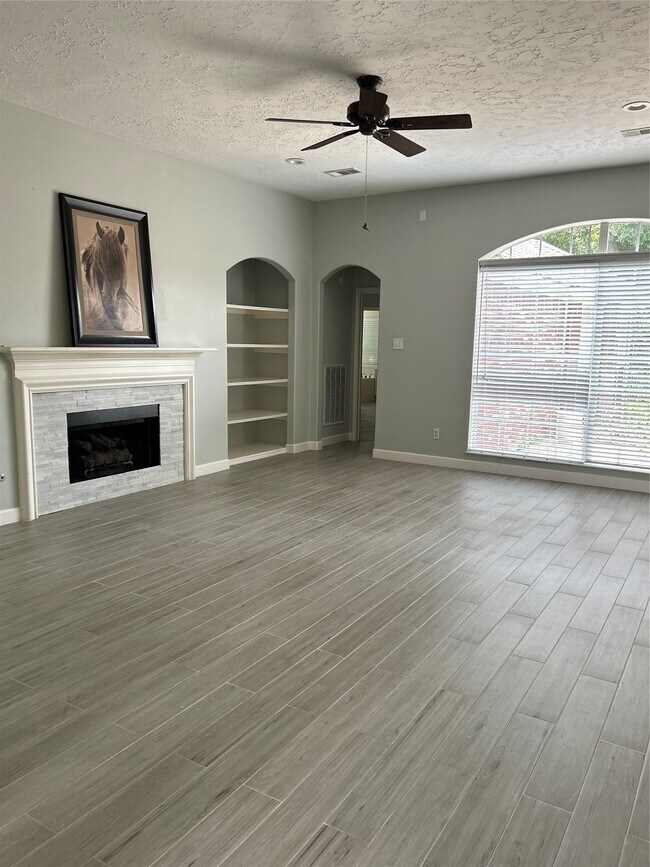 Building Photo - 18419 Autumn Park Dr