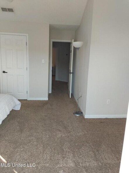 Building Photo - 1120 Century Oaks Dr