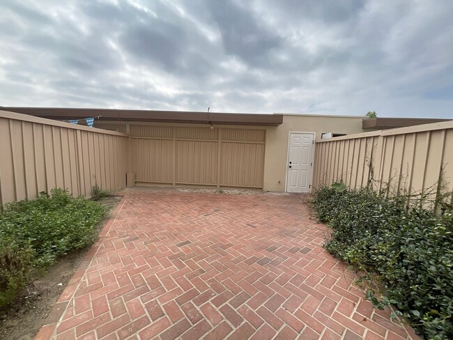 Building Photo - Villa Pacific: Remodeled 2 Bedroom 1.5 Bath Attached Townhouse,