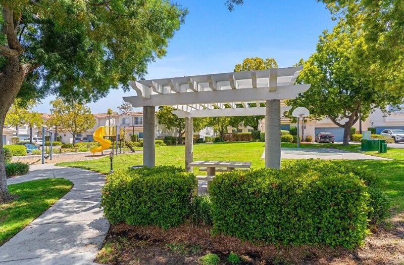 Building Photo - 11667 Compass Point Dr N