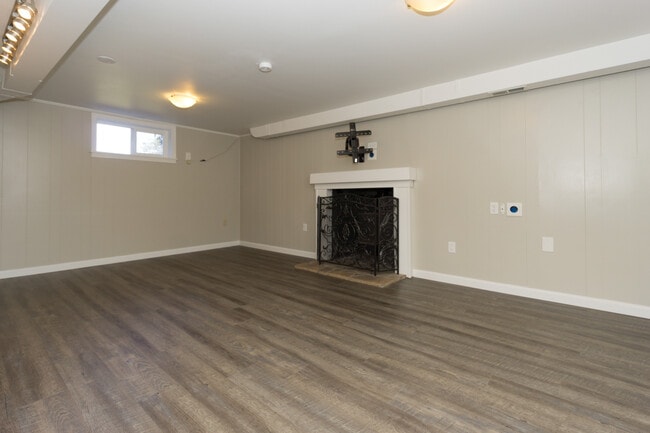Building Photo - 3002 32nd Ave W