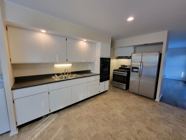 Building Photo - 4 bed, 2 bath, 2 car garage
