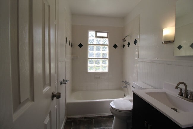 Building Photo - 2 Bedroom 1 Bath Home In Roeland Park