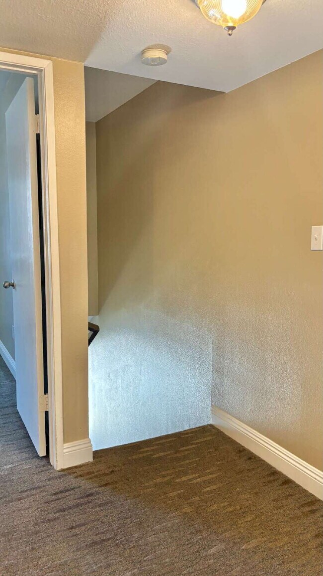 Building Photo - 2 Bedrooms Townhome Availble For Rent in I...