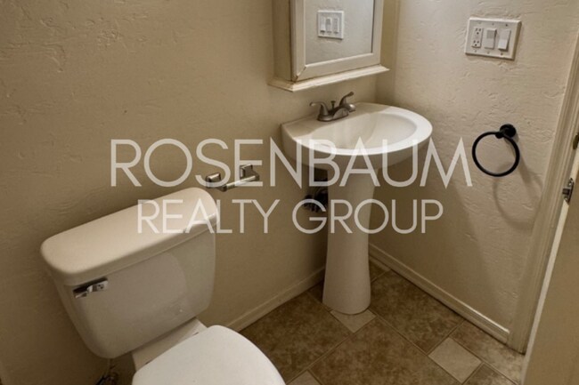 Building Photo - Charming 1-bedroom, 1-bath apartment in a ...
