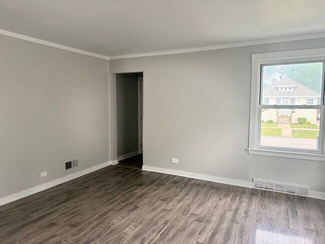 Building Photo - 11004 S Esmond St
