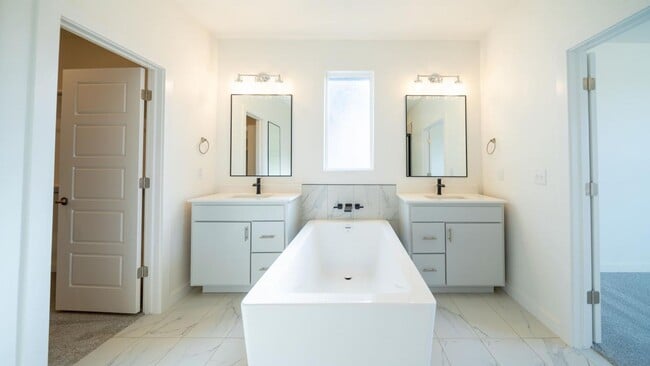 Building Photo - Modern Home in East Edmond + 4 bed + 3.5 bath + 3 Car Garage