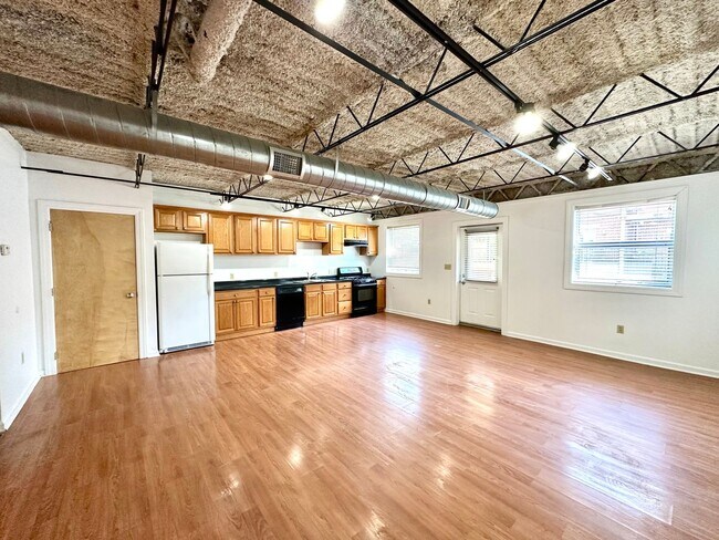 Building Photo - One Bed, One Bath Apartment in the Heart o...