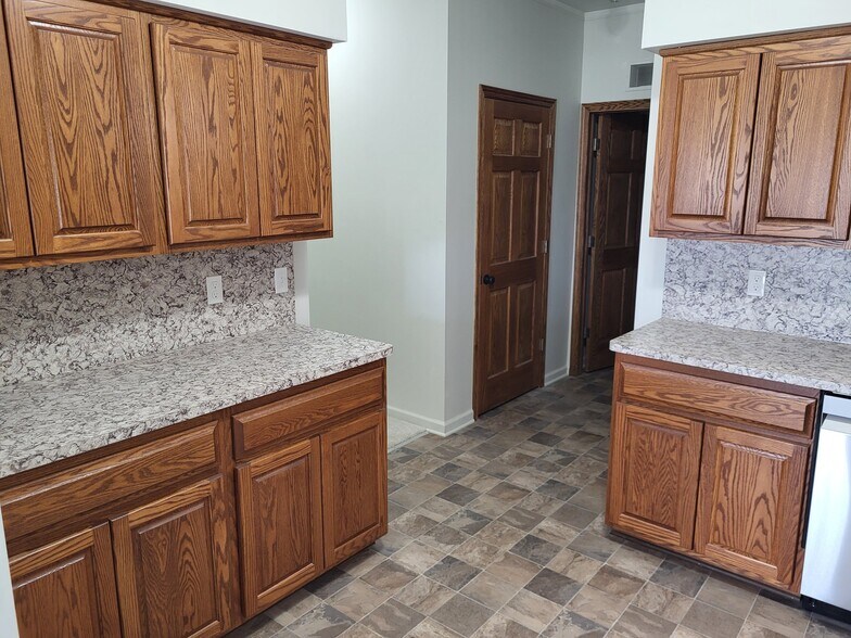 Building Photo - 11719 21 Mile Rd