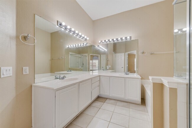 Building Photo - 2600 Spring Dr