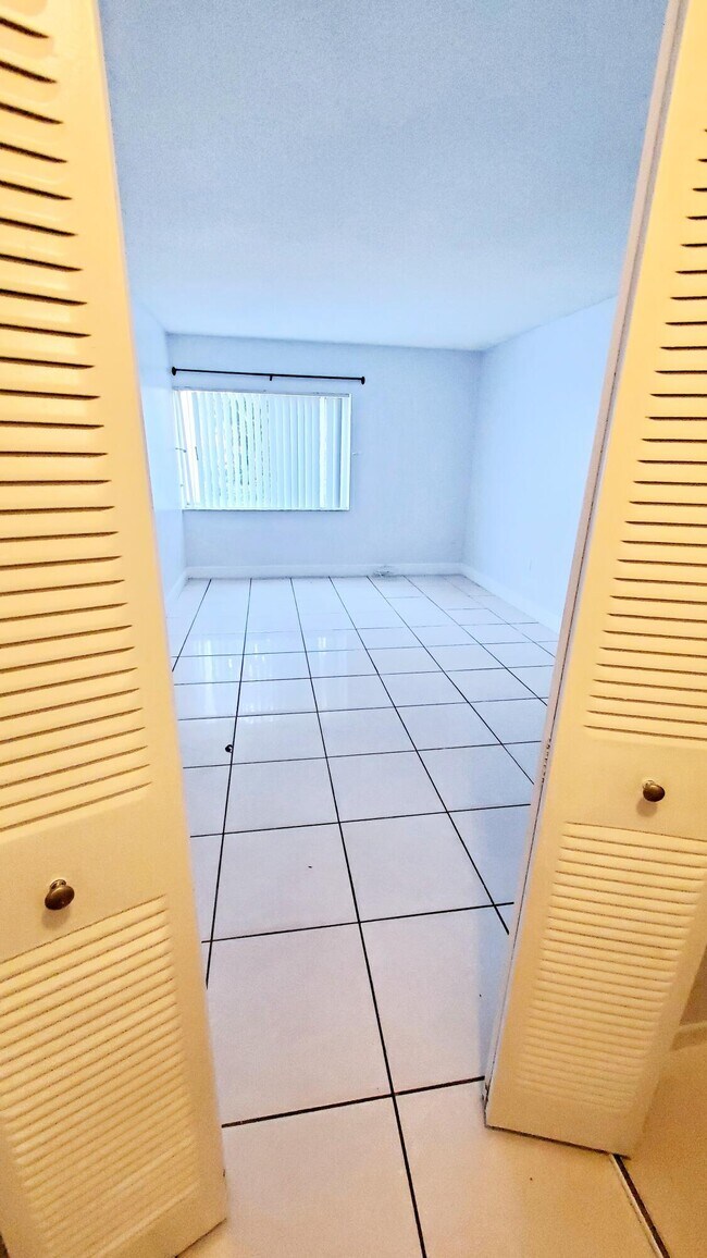 Building Photo - 721 N Pine Island Rd