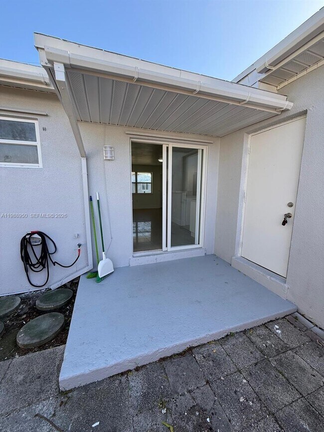 Building Photo - 625 NW 9th Ave