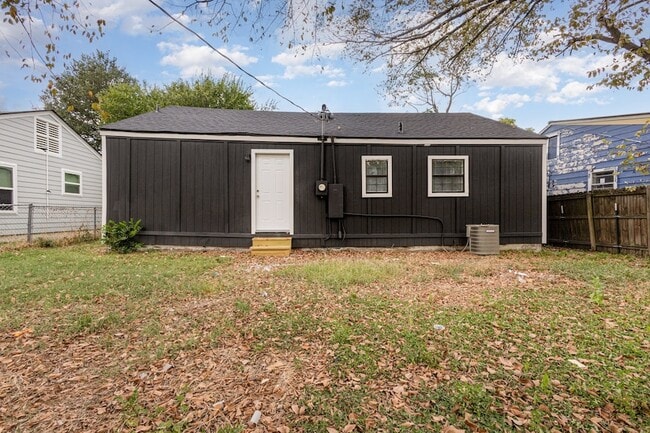 Building Photo - 1527 Columbia Ave