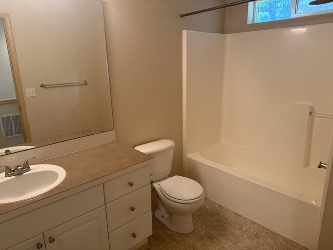 Building Photo - Gorgeous 2 Bedroom 3 bath Townhome Availab...