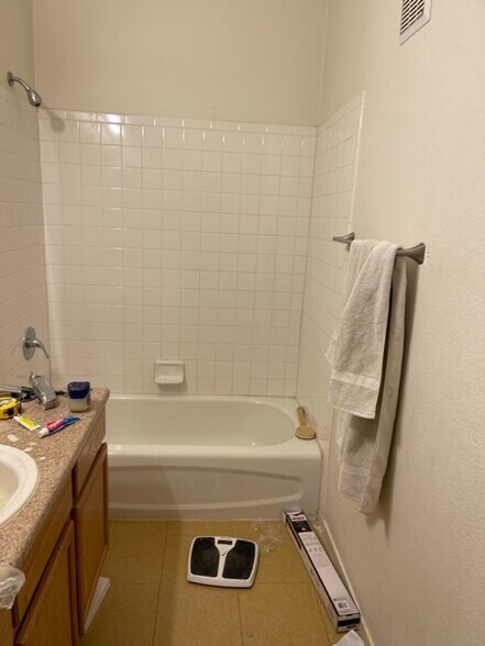 Building Photo - 2141 Hussium Hills St